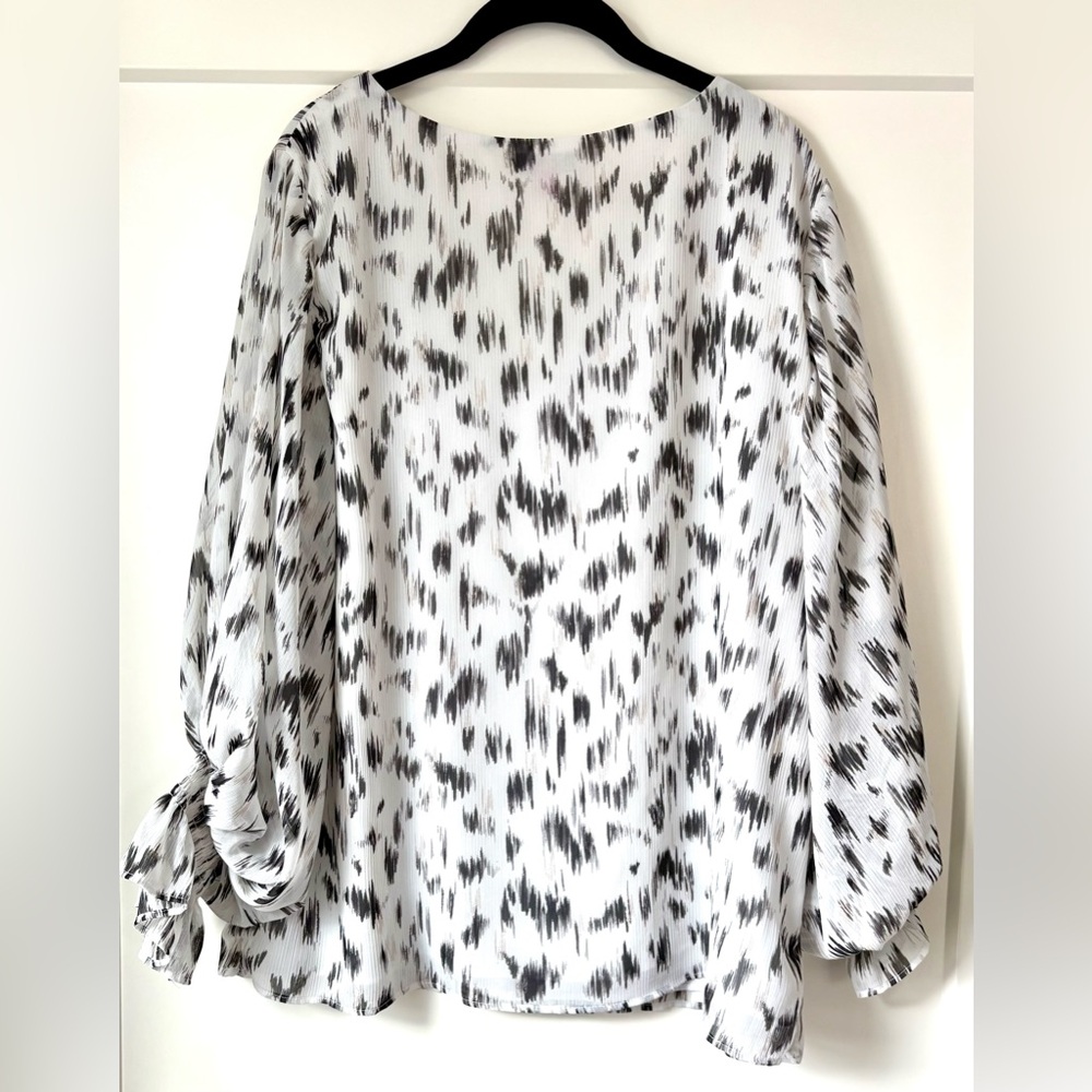 Vince Camuto V-Neck Smock Cuffed Blouse - Picture 2 of 5